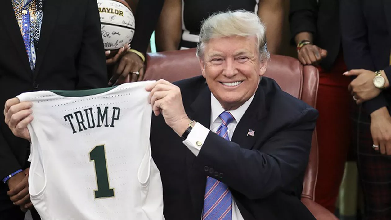 ''E de o prostie criminală...'' Trump, ironizat pentru greșelile din discursul de Ziua Națională