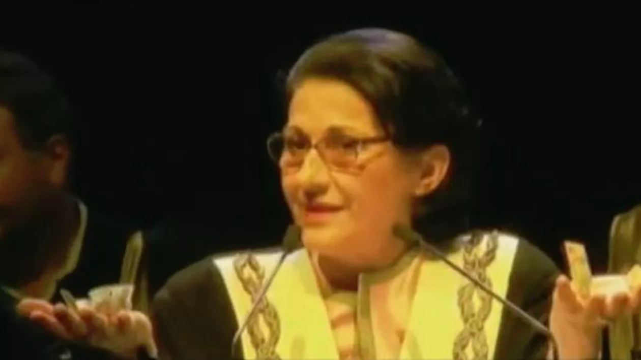Ecaterina Andronescu a mototolit și călcat în picioare bancnote, în faţa absolvenţilor. Cum și-a motivat gestul (VIDEO)