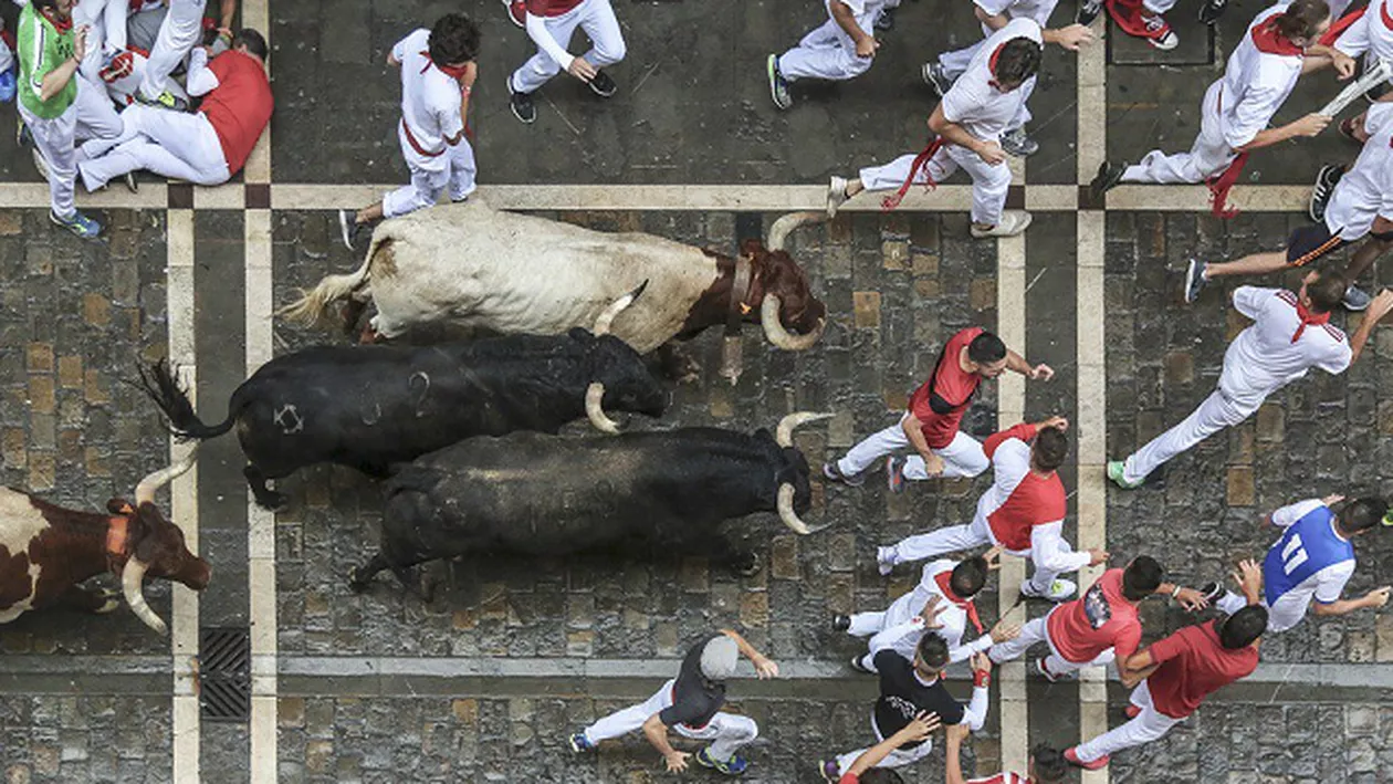 Turişti împunşi de taur în timpul Festivalului San Fermines, din Spania (VIDEO)