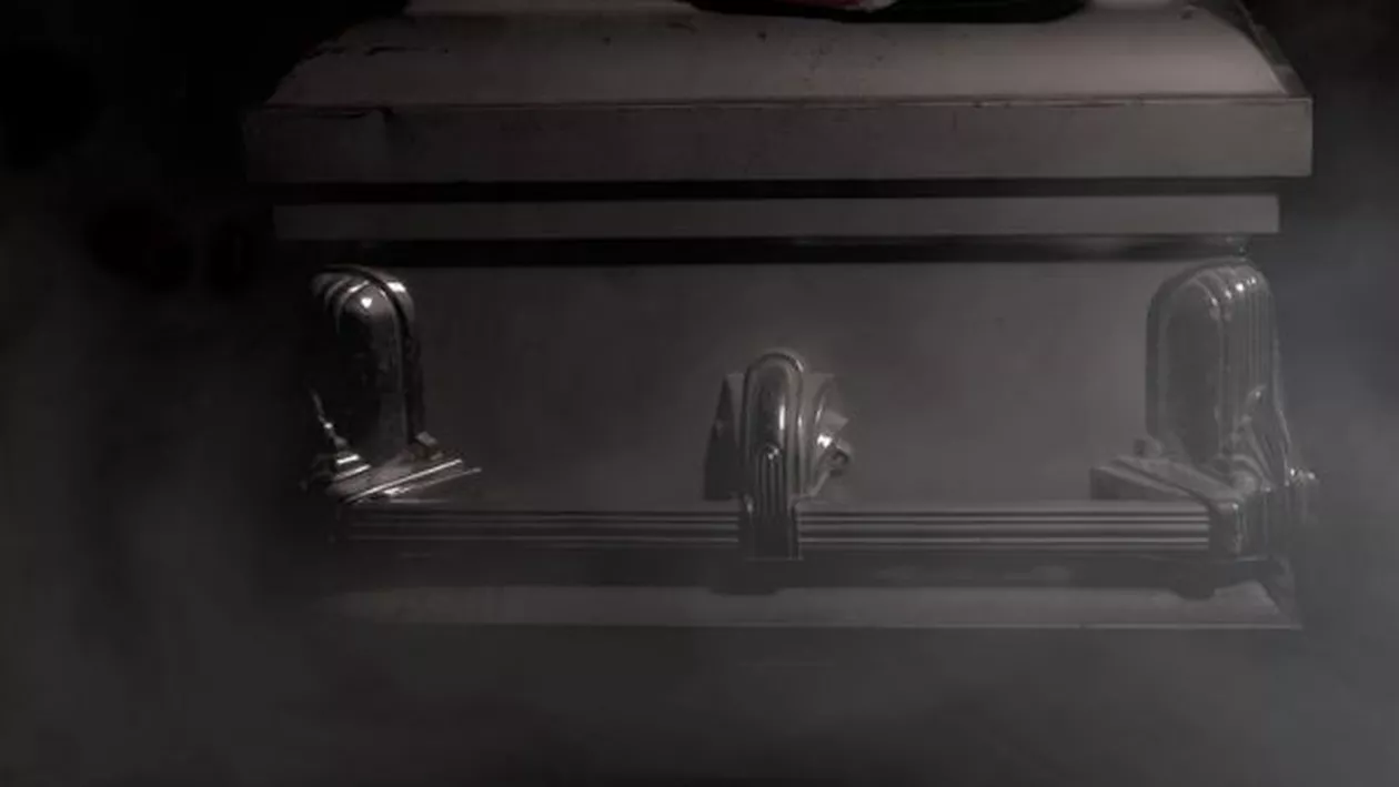 Caz macabru în Botoșani: Trupul neînsuflețit al unui tânăr, ridicat de polițiști chiar în timpul priveghiului