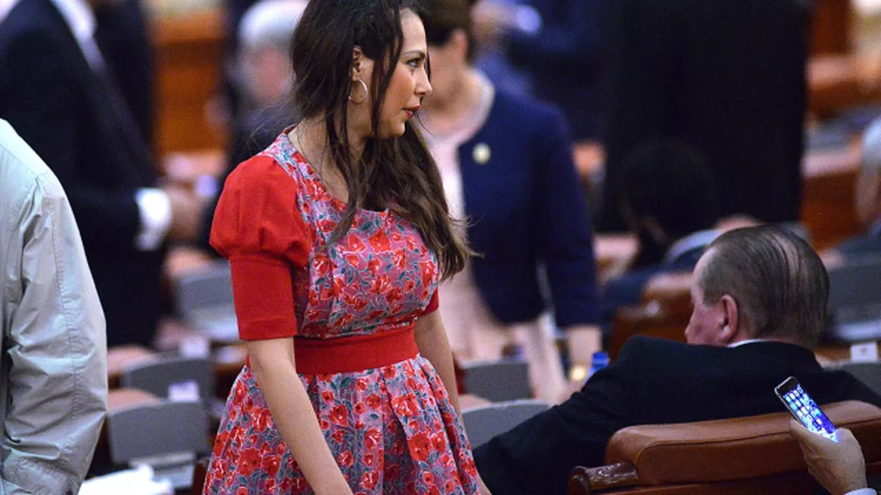 Cătălina Ștefănescu, fosta iubită a lui Dragnea, a ajuns la Bruxelles pe ușa din dos: Dată afară de Irina Tănase de pe lista PSD de la europarlamentare, tânăra va fi 'asistenta' lui Cris Terheș