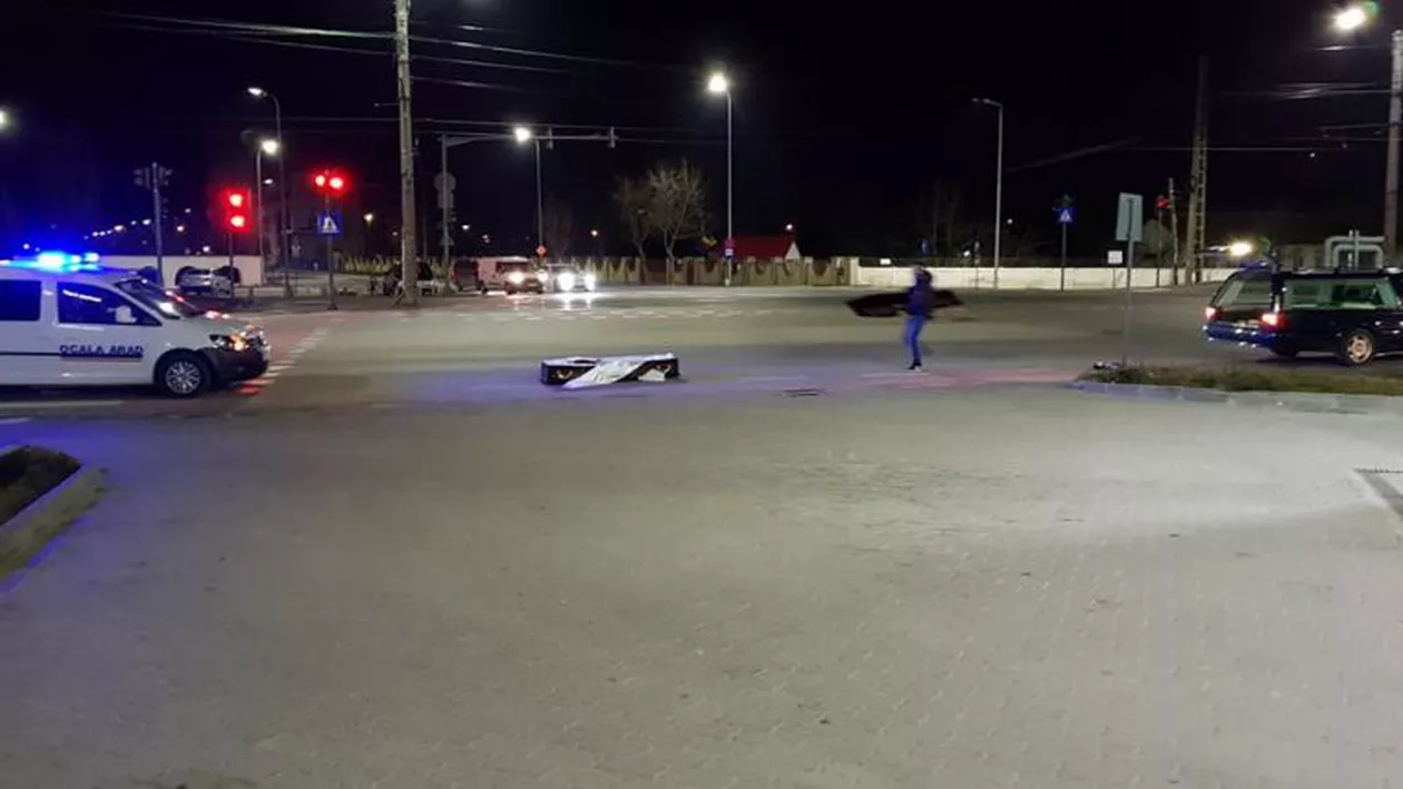 Imagini ȘOC pe un bulevard din Arad. Un sicriu a zburat dintr-un dric și s-a rostogolit pe asfalt (FOTO)