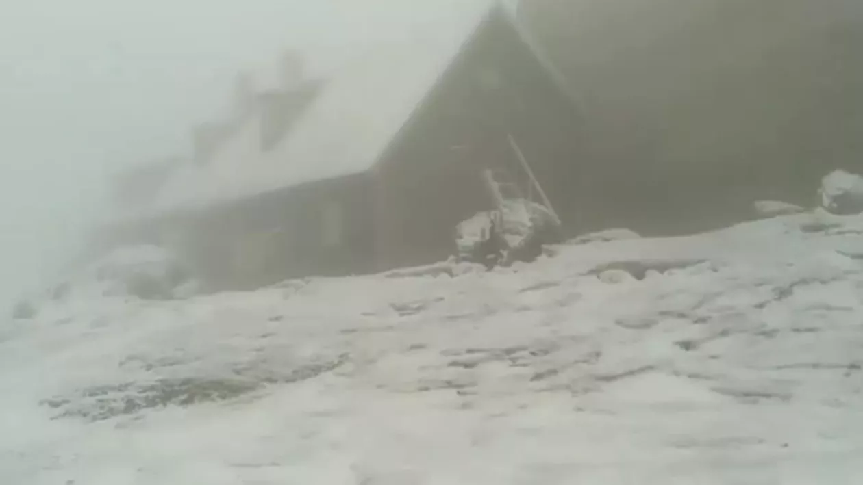 NINGE ÎN ROMÂNIA! ȘOC în mijlocul verii! VEZI AICI ZONELE cele mai AFECTATE de VREMEA REA