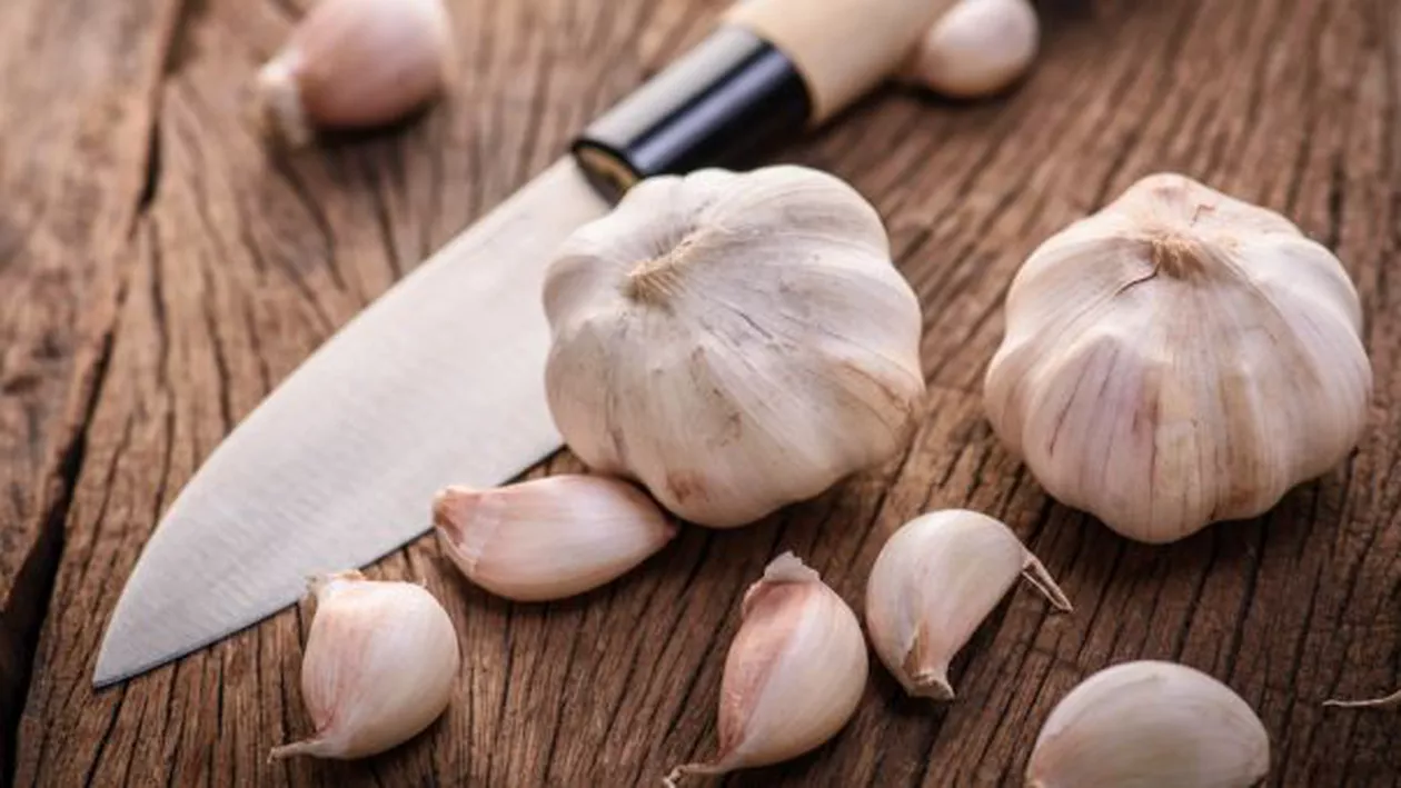 10 beneficii MIRACULOASE ale usturoiului. Punctul 6 te va convinge sa-l consumi ZILNIC