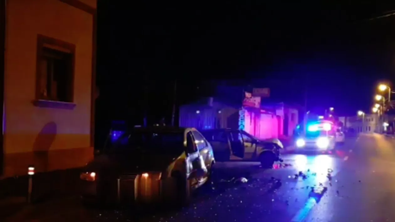 Doi șoferi băuți au provocat un accident extrem de grav. Un bărbat a fost transportat de urgență la spital