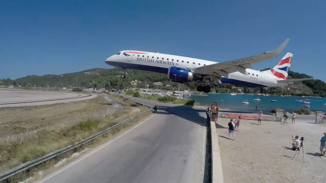 La un pas de TRAGEDIE! Un avion a trecut RAZANT pe lângă turiștii din Skiathos! Imaginile par desprinse din filme și au făcut deja înconjurul Internetului (VIDEO)