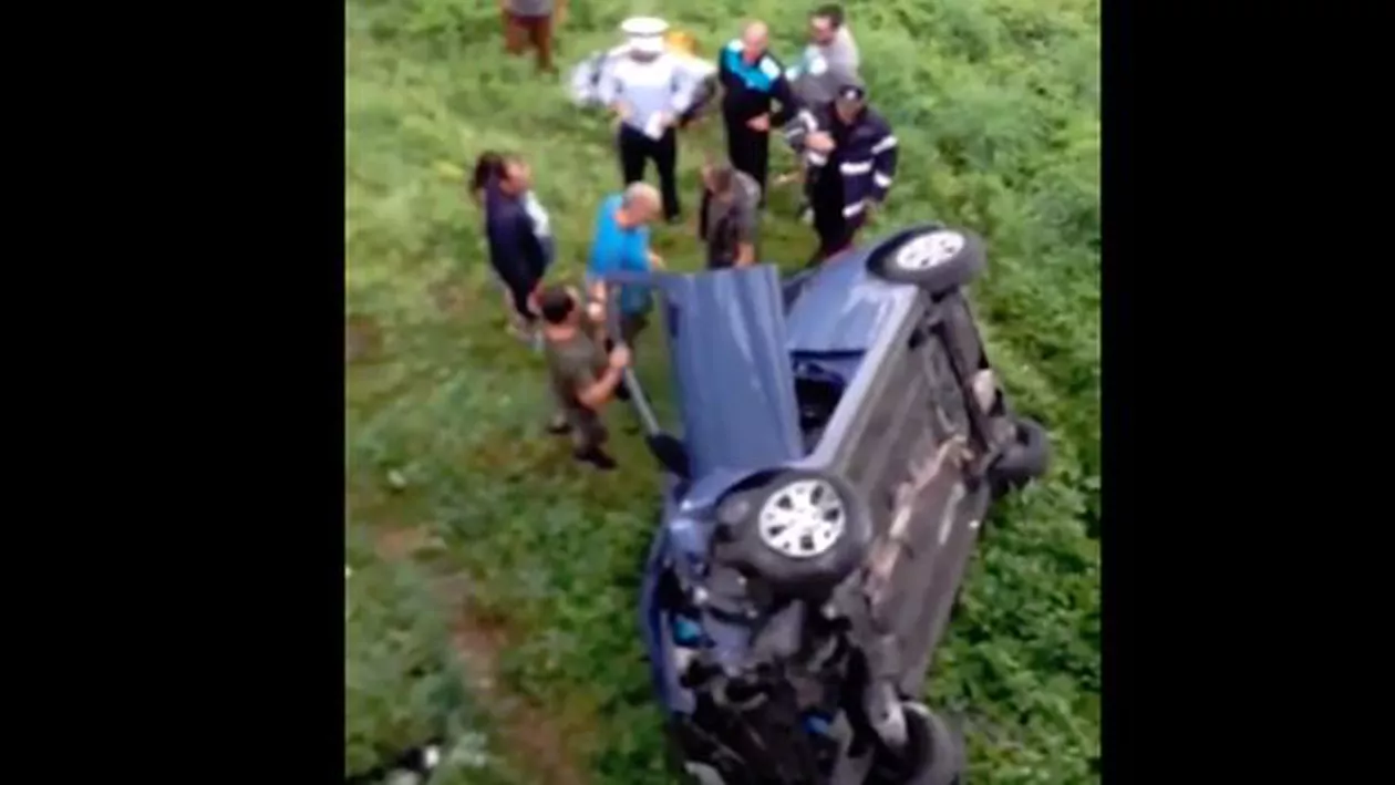 Au plonjat cu mașina de la 5 metri înălțime. Imagini de la locul accidentului (VIDEO)