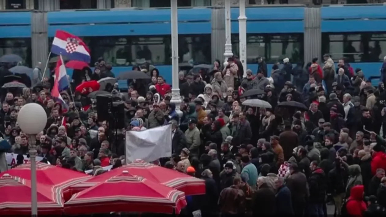 Vârsta de pensionare este schimbată oficial: Revoltă fără precedent, toți pensionarii sunt în stradă... Proteste masive care pot dărâma Guvernul