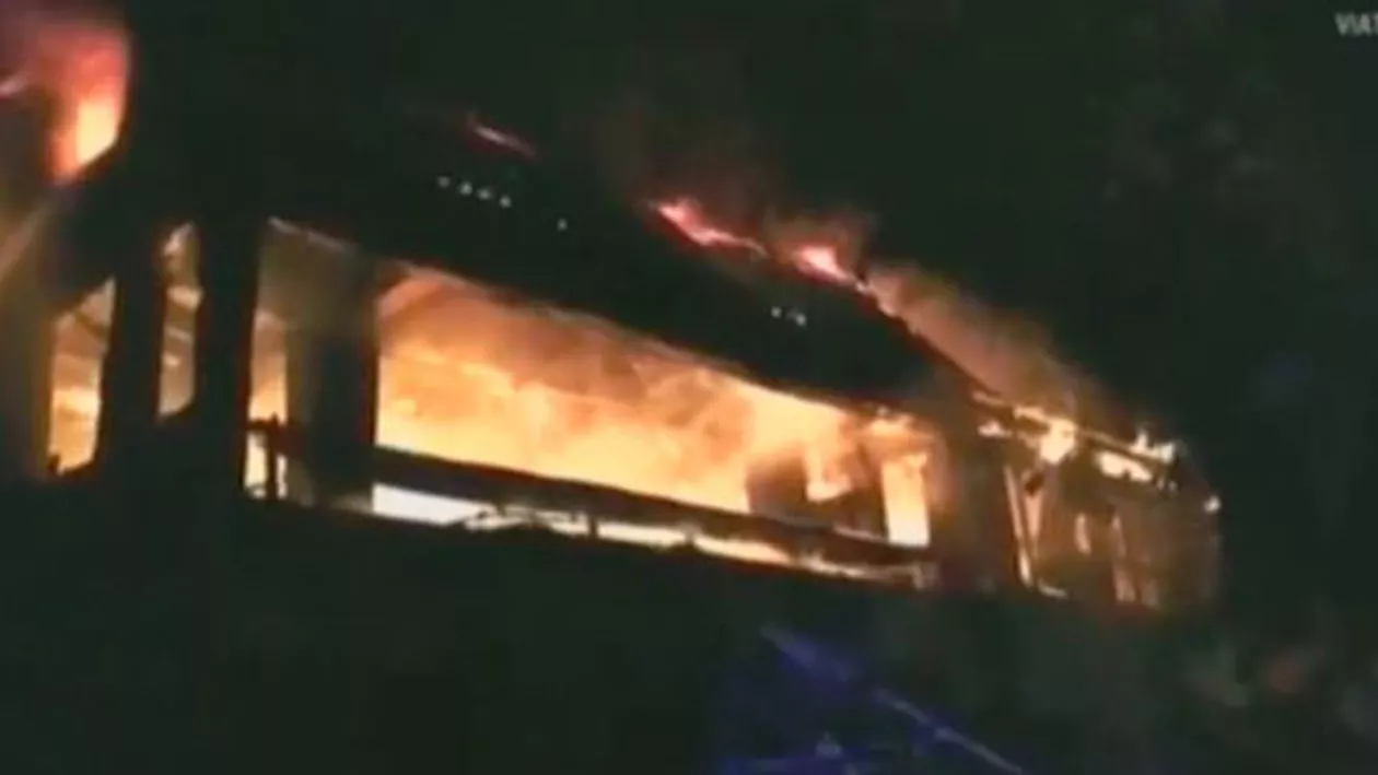 NOAPTE DE FOC, la Galați: Un restaurant a fost mistuit de FLĂCĂRI! Zeci de oameni, evacuați (VIDEO)