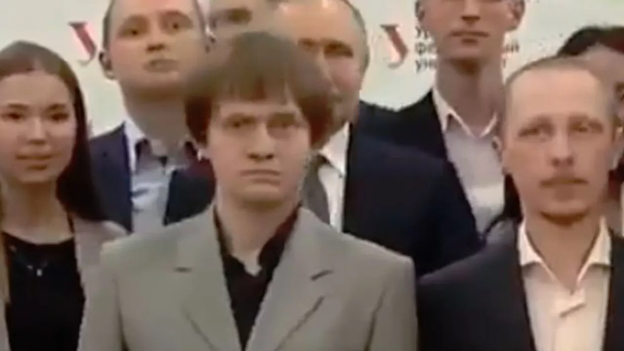 Unde-i Putin, nu e Putin! Reacția AMUZANTĂ a liderului de la Kremlin după ce un student înalt s-a așezat în fața lui la o poză de grup (VIDEO)