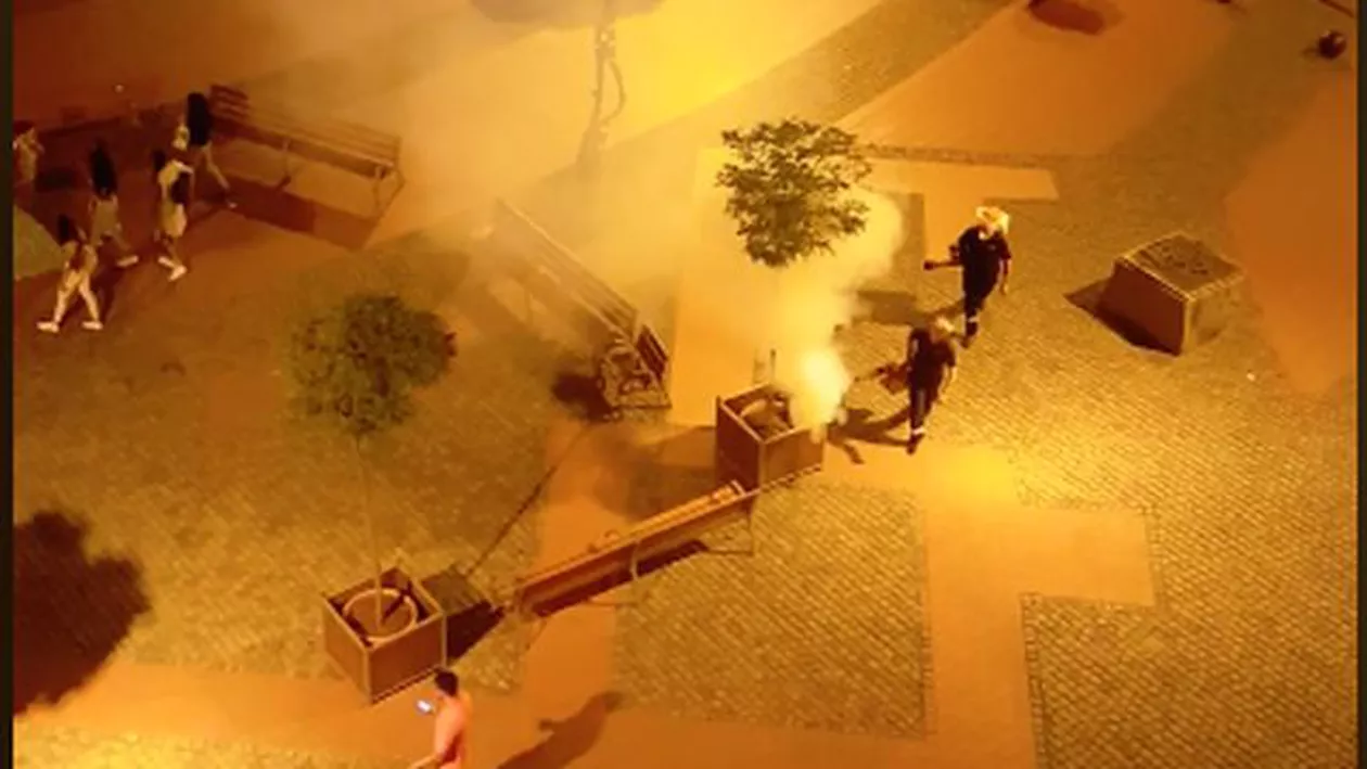 'DEZINSECȚIE în cel mai pur stil românesc'. Timișoreni 'GAZAȚI' cu susbstanțe de combatere a tânțarilor -  'Scapă cine poate' (VIDEO)