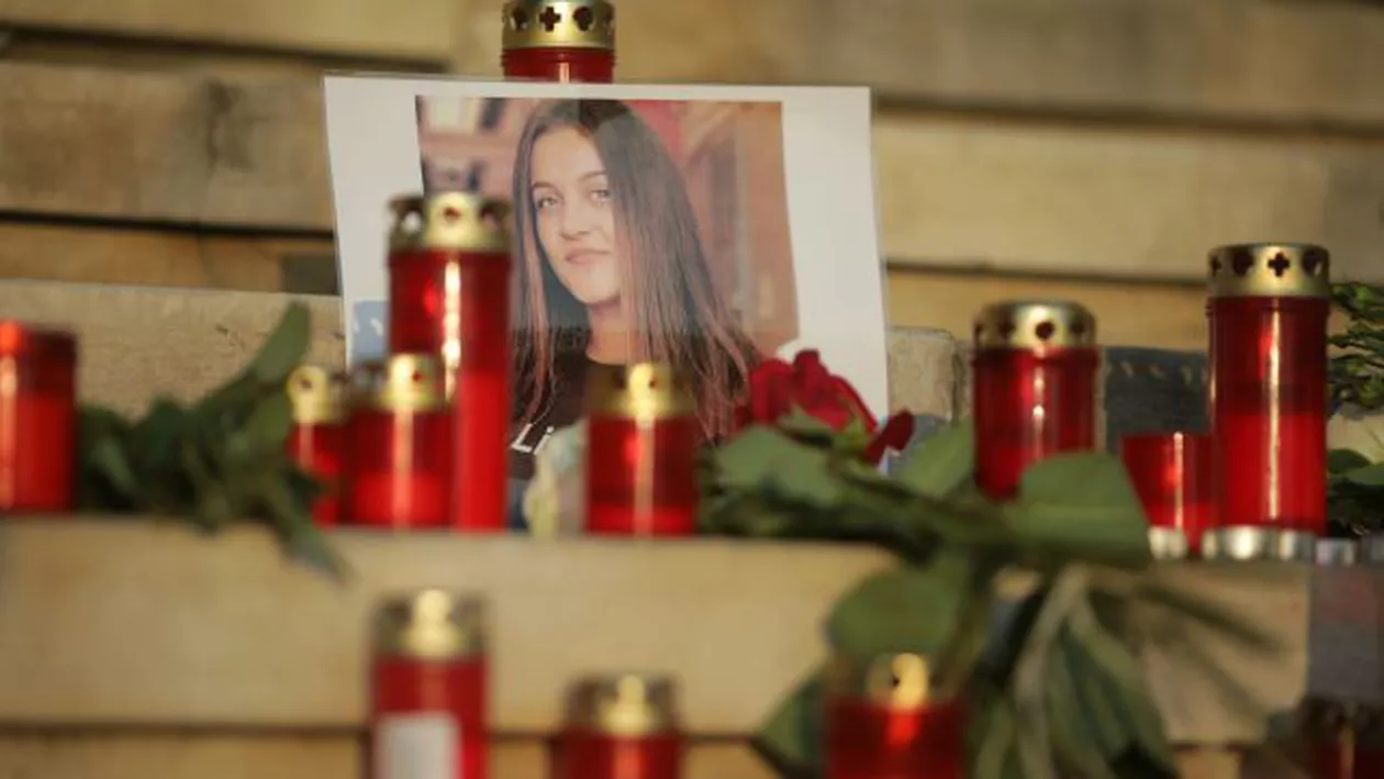 CRIME ÎN SERIE ÎN CARACAL / Protest în fața sediului MAI: '112, ne omori copiii!' (FOTO)