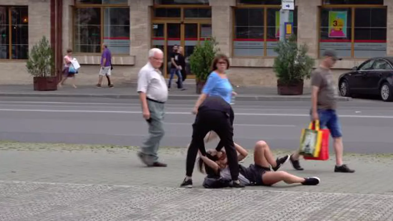 Nepăsarea care face victime: Un experiment social a arătat cum aproape nimeni nu intervine atunci când o fată este bătută în plină stradă (VIDEO)