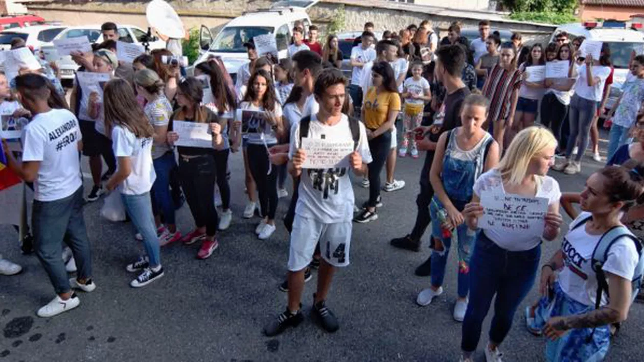 Colegii şi prietenii Alexandrei protestează în faţa Poliţiei Caracal: 'Îmi pare rău că am crezut în voi. De azi, eu nu mai sun la 112' (FOTO, VIDEO)