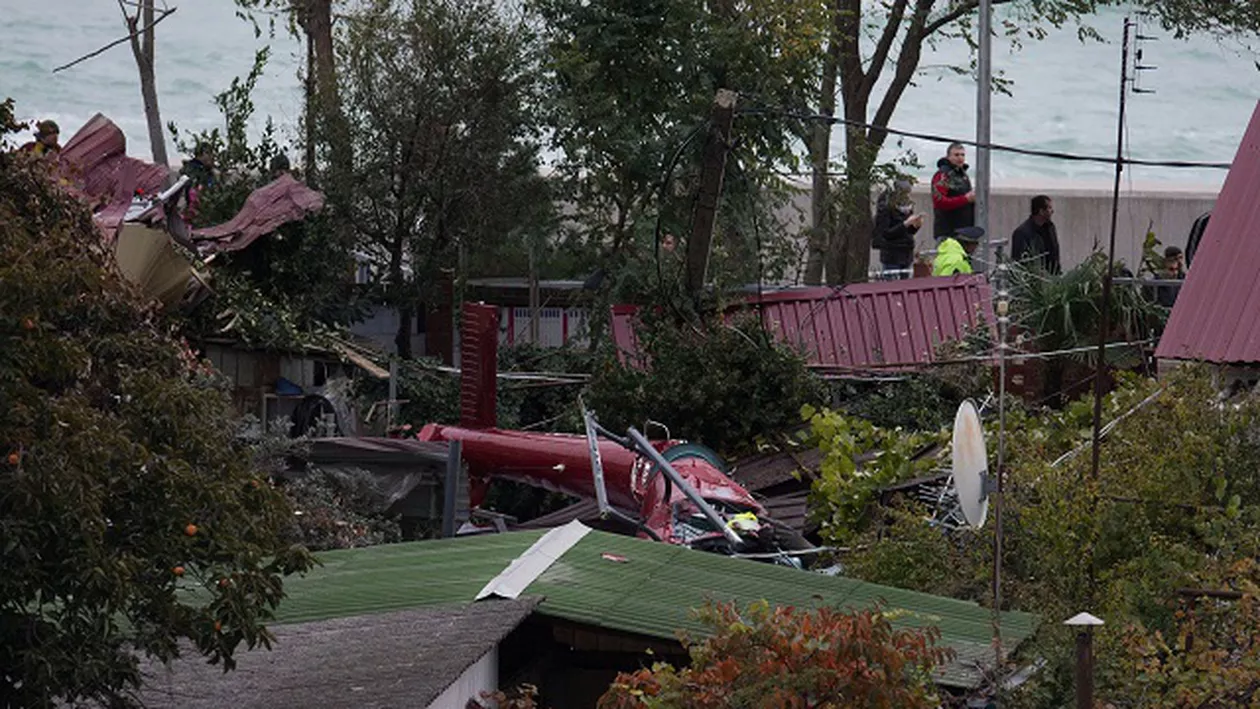 Mai multe persoane au murit în urma prăbuşirii unui avion într-o zonă urbană