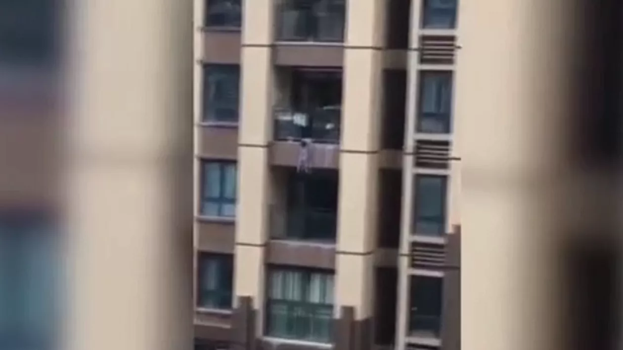 Momentul în care un copil de trei ani a căzut de la etajul şase și a fost salvat cu ajutorul unei saltele de pat (VIDEO)
