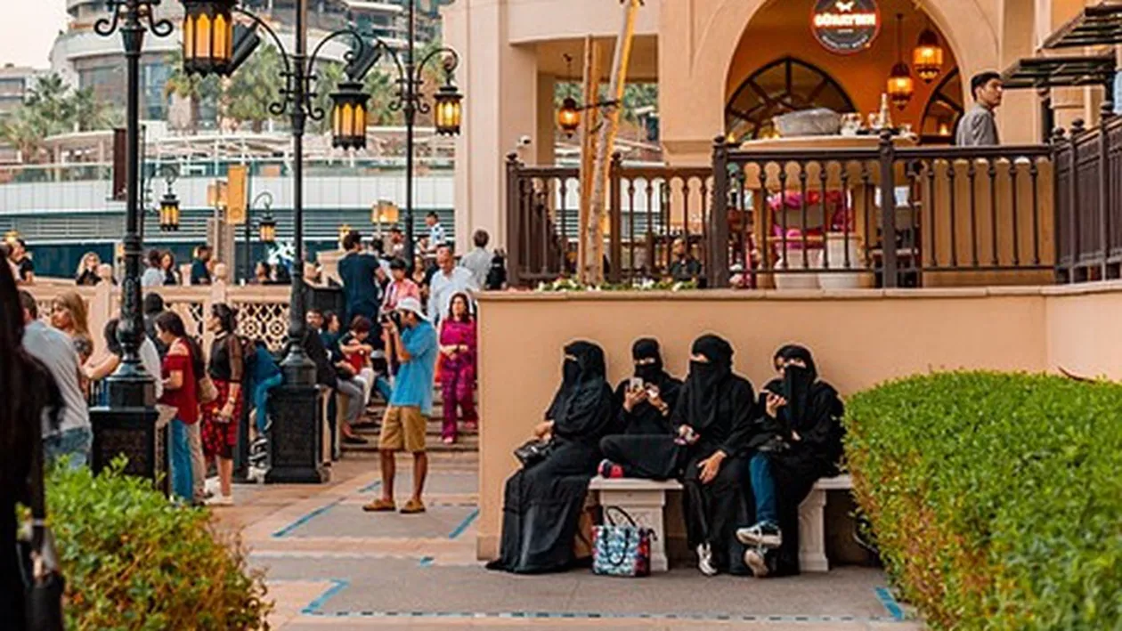 E OFICIAL! Purtarea vălului Islamic în public, interzisă în Olanda