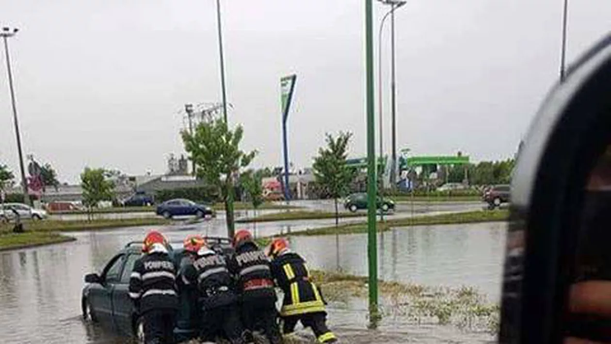 Mașini sub apă și străzi inundate în Brașov. Codul portocaliu de ploi, grindină și vijelii a făcut prăpăd