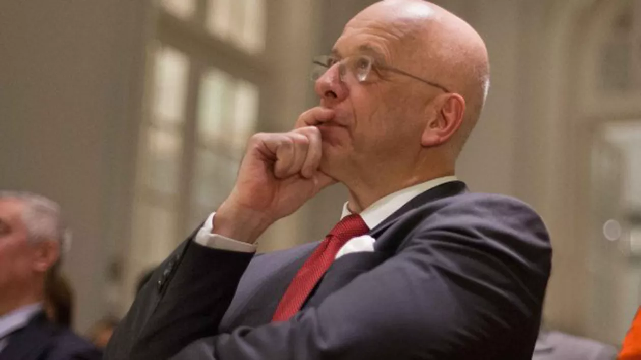 Ambasada Germaniei la București condamnă afirmațiile și gesturile ministrului Breaz și ale consilierei premierului: ‘Manifestări defăimătoare la adresa preşedintelui Iohannis și trivializarea suferinţei de nedescris a victimelor Holocaustului’