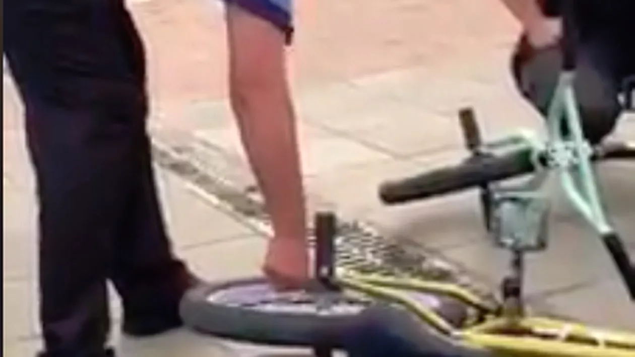 Motivul incredibil pentru care polițiștii ieșeni au dezumflat roțile de la bicicletele a doi tineri