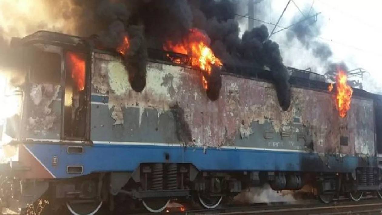 ALERTĂ LA CFR! Locomotiva unui tren care circula pe ruta Brașov-București A LUAT FOC lângă Ploiești