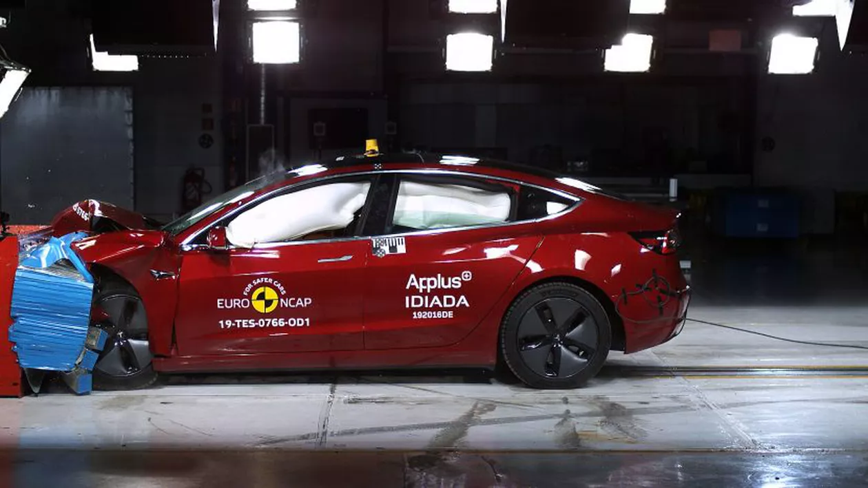 Tesla Model 3 sub anchetă. Ar fi mințit în privința rezultatelor testelor de siguranță