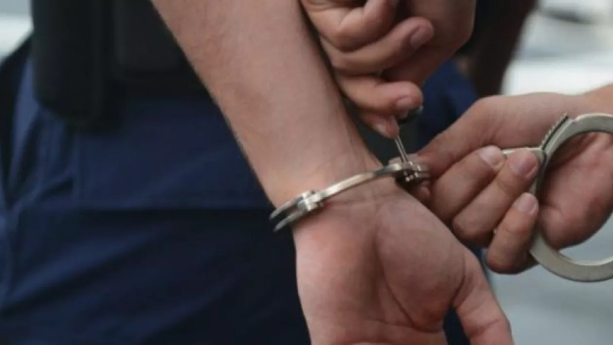Tânăr arestat după ce și-a bătut iubita, a târât-o pe stradă, iar mai apoi s-a răzbunat crunt și pe tatăl și bunicul fetei