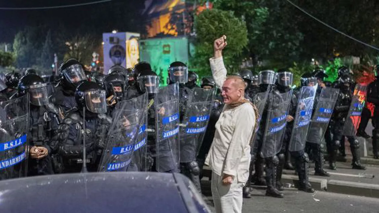 FANTOMA ALBĂ - Colonelul Cătălin-Răzvan Paraschiv, coordonatorul intervenţiei jandarmilor în 10 august 2018, îşi ţine venitul ascuns în declaraţia de avere (FOTO)