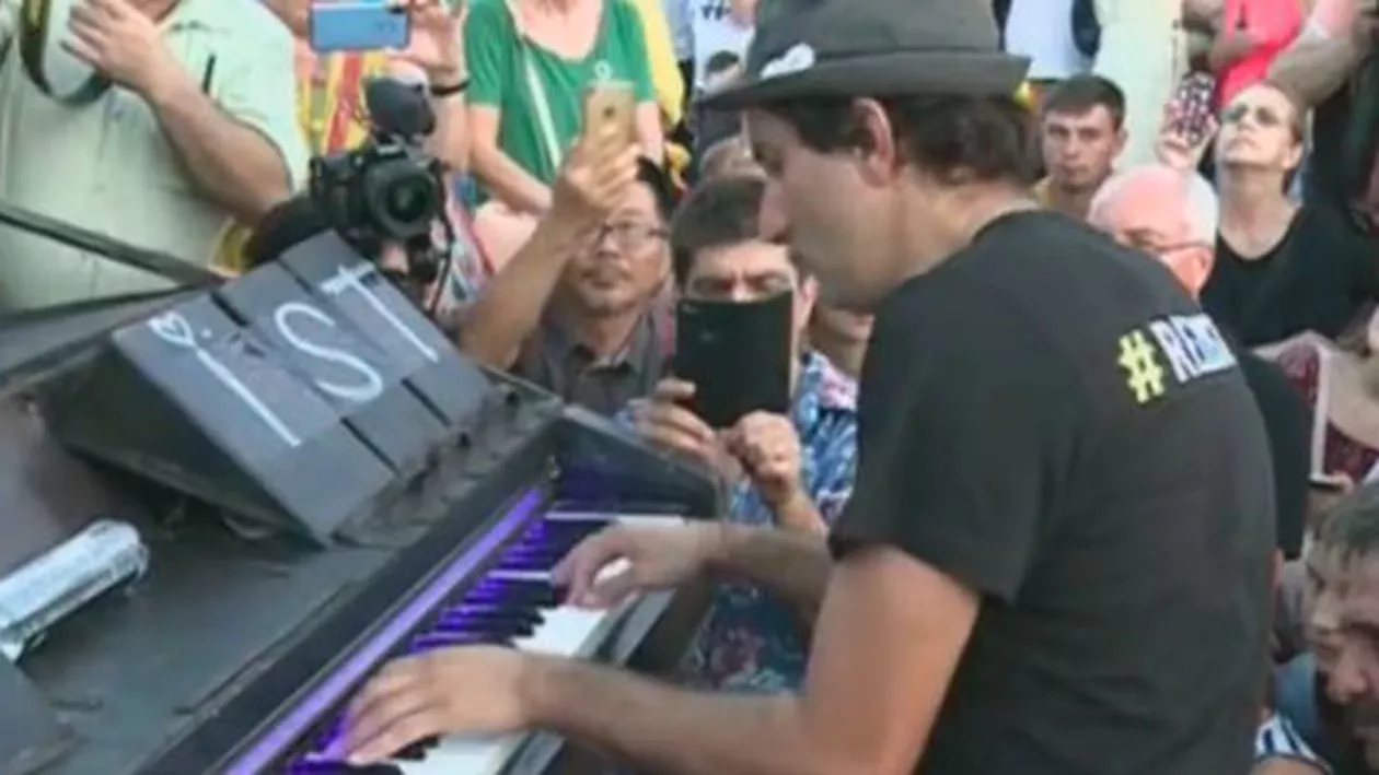 Momente emoţionante: Celebrul pianist Davide Martello a cântat pentru protestatarii din Piaţa Victoriei (VIDEO)