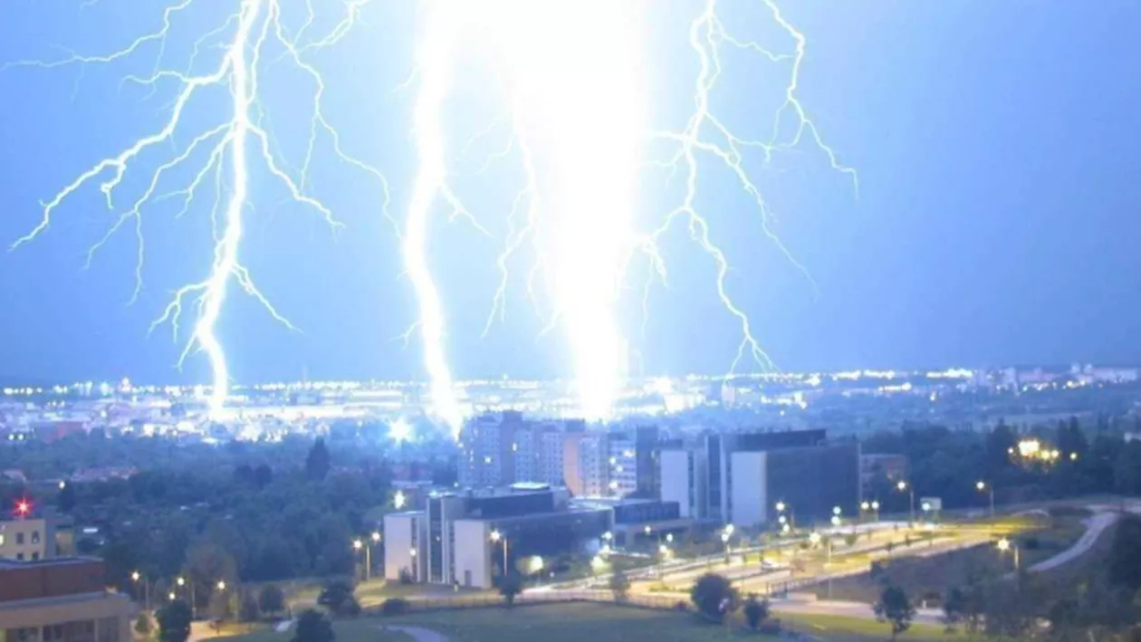 VIRAL: FULGERUL SECOLULUI a lovit duminică noapte în Cehia! Imagini INCREDIBILE (FOTO)