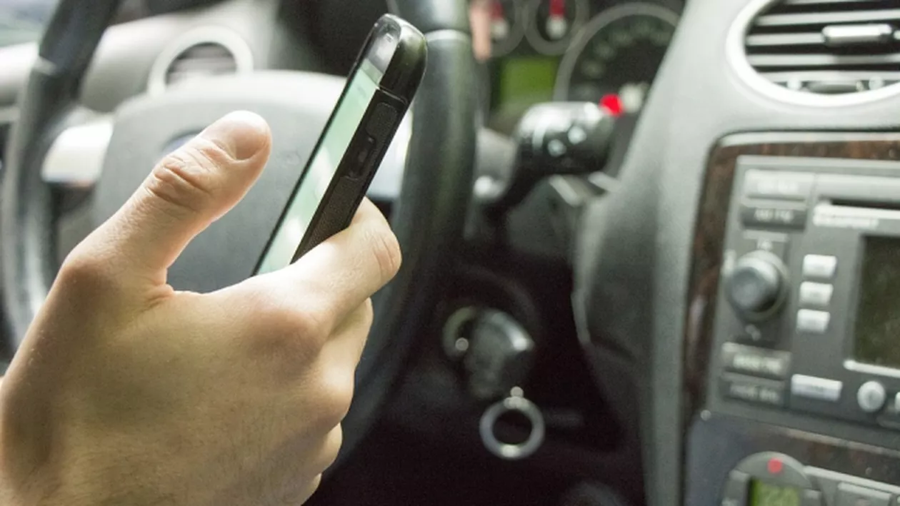 Modificări BOMBĂ ale Codului Rutier! Atenție, șoferi: Utilizarea TELEFONULUI MOBIL e STRICT INTERZISĂ! Guvernul tocmai a introdus AMENZI URIAȘE