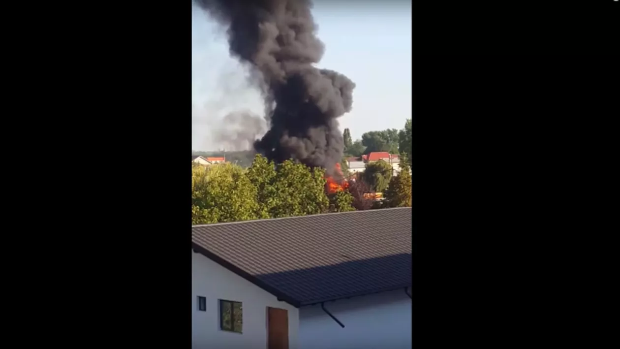 INCENDIU MASIV în Buzău, la un centru de reciclare! Sute de oameni, EVACUAȚI. Localnicii au fost avertizați prin RO-ALERT (VIDEO)