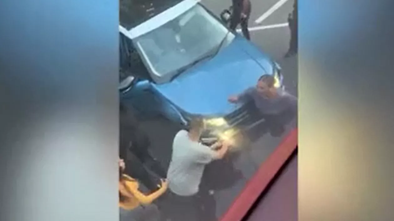 O femeie a fost zdrobită între două maşini de un şofer drogat (VIDEO)