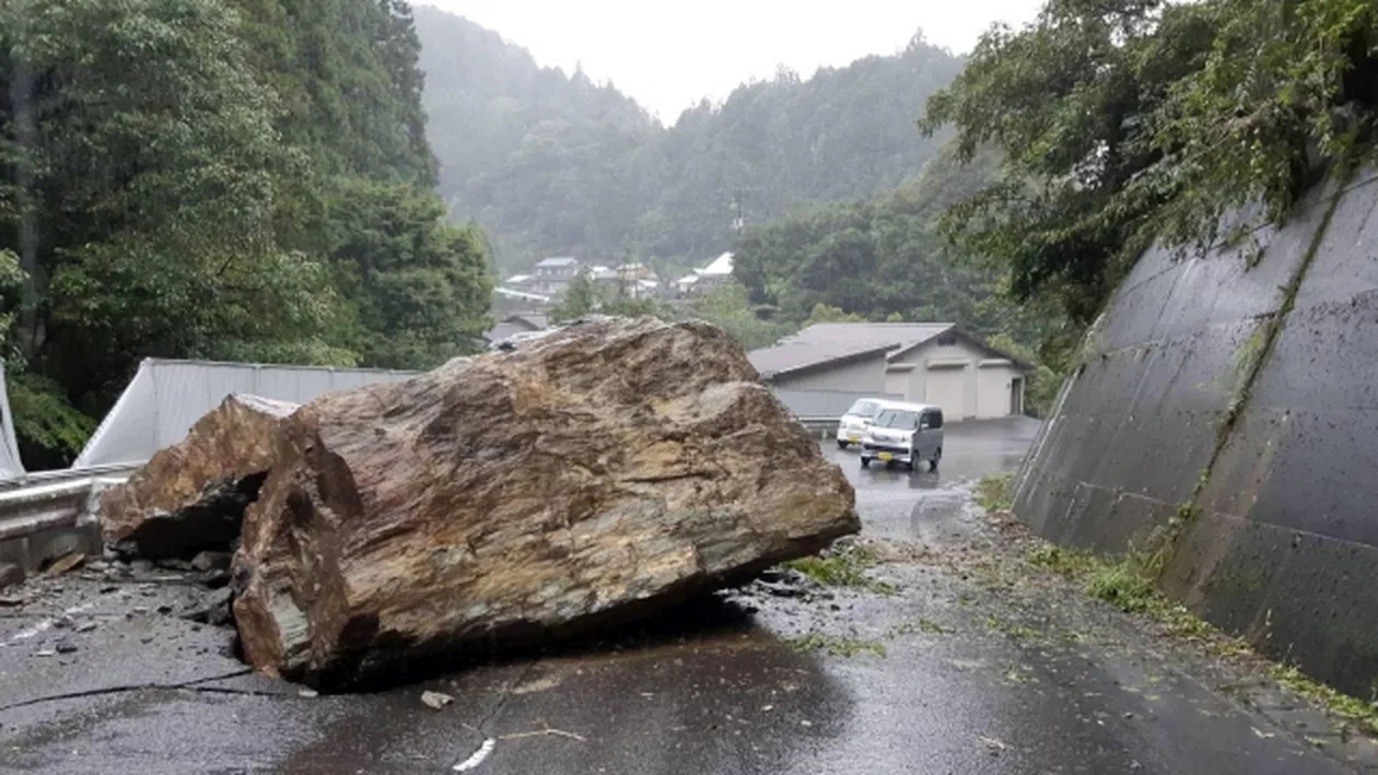 Așa arată URGIA: Taifunul Krosa a LOVIT vestul Japoniei! (VIDEO)