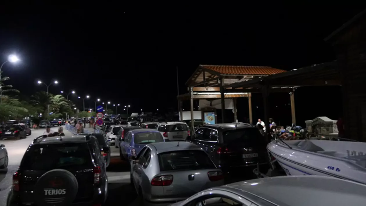 Românii, încă blocați pe insula Samothraki din Grecia. Nu mai există niciun feribot și a izbucnit un incendiu de vegetație (VIDEO)