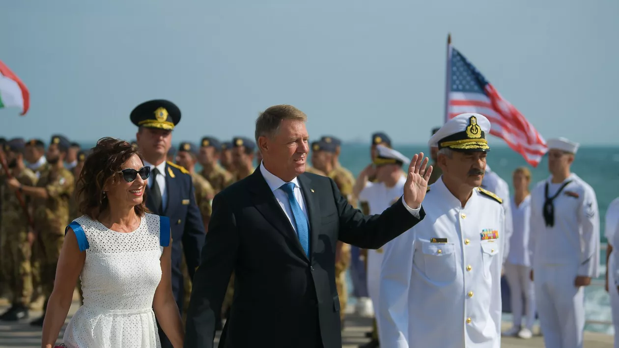 Președintele Iohannis, baie de mulțime la Constanța. Ce i-a răspuns unui bărbat care l-a întrebat `ce face cu doamna Viorica?` (FOTO)
