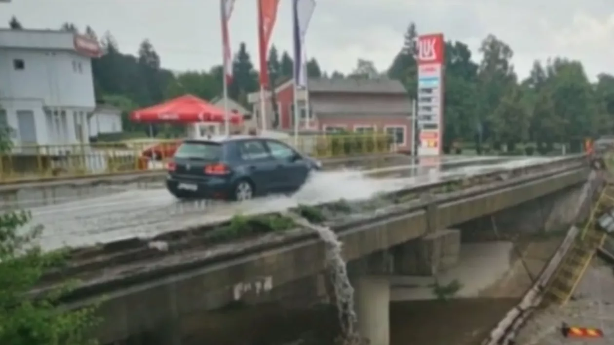 Peisaj de iarnă, în luna august. Ploaia și grindina au făcut PRĂPĂD în județul Argeș (VIDEO)