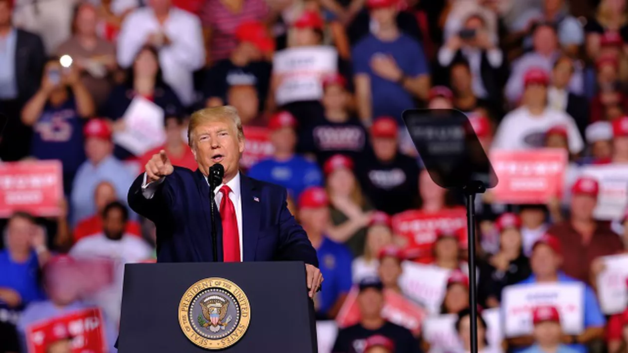 Donald Trump îl insultă pe un protestatar în timpul unui miting electoral. 'Du-te acasă şi fă exerciții'