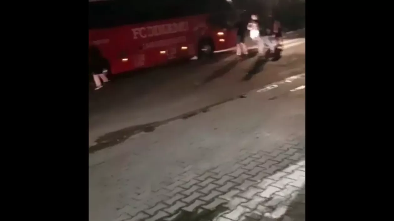 Scene de coșmar după Chindia vs Dinamo (3-2). Ultrașii câinilor au atacat autocarul echipei și i-au spart geamurile cu pietre. Unii jucători s-au speriat atât de tare, că s-au baricadat în Săftica (VIDEO)