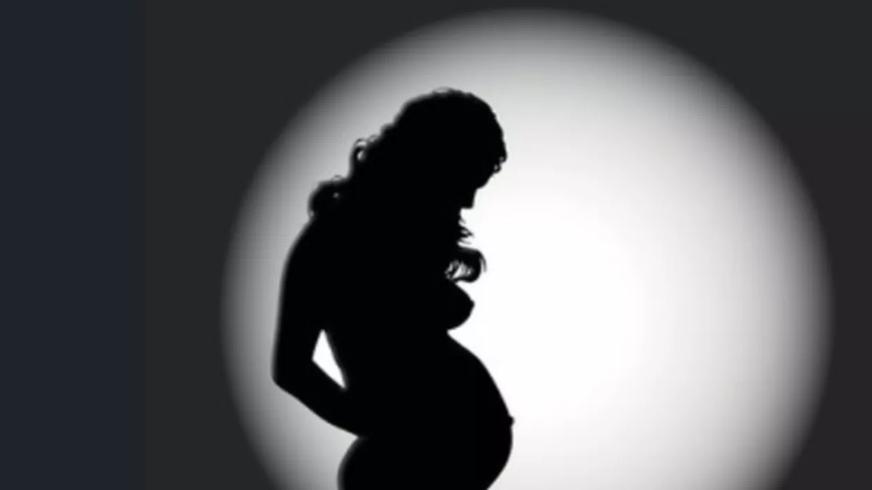 Situație INCREDIBILĂ în Gorj: O elevă EMINENTĂ de 13 ani a rămas GRAVIDĂ cu unul dintre angajații tatălui ei