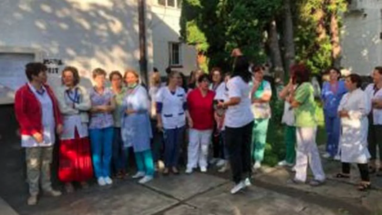Protest la Spitalul de Boli Infecţioase din Braşov: Conducerea a tăiat angajaților zilele de concediu (VIDEO)