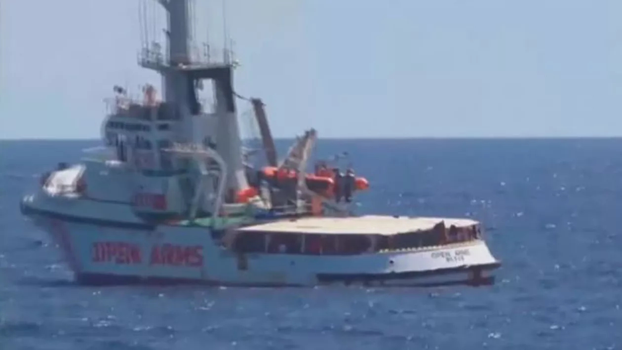 Situație DISPERATĂ în Mediterană: MIGRANȚII se aruncă în mare în încercarea de a ajunge pe țărmul italian (VIDEO )