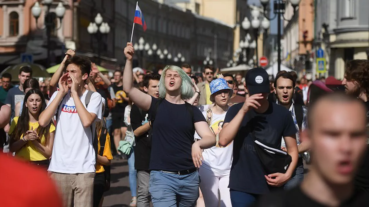 Un cuplu din Rusia riscă să-și piardă copilul pentru că s-au dus cu el la un protest anti-Putin