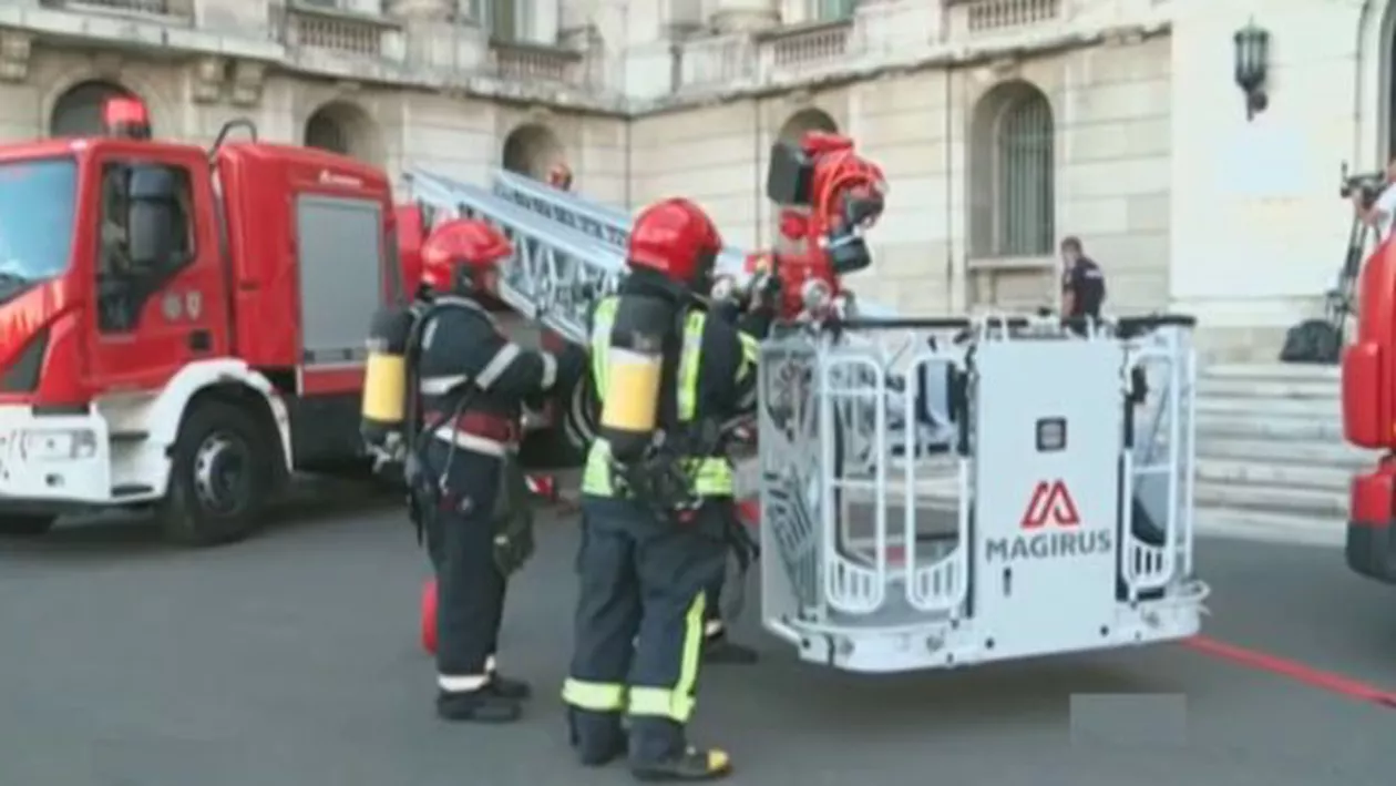 INCENDIU la sediul MAI: Degajări de fum dintr-un birou de la etajul șase al clădirii. Pompierii intervin (VIDEO)