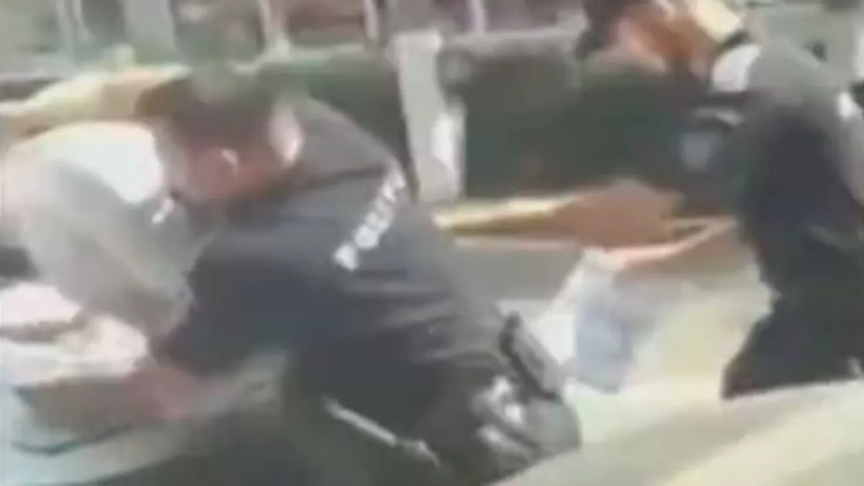 Nesiguranță și neîncredere! PENSIONARI BĂTUȚI DE POLIȚIȘTI pentru că nu le-a plăcut cum au parcat (VIDEO)