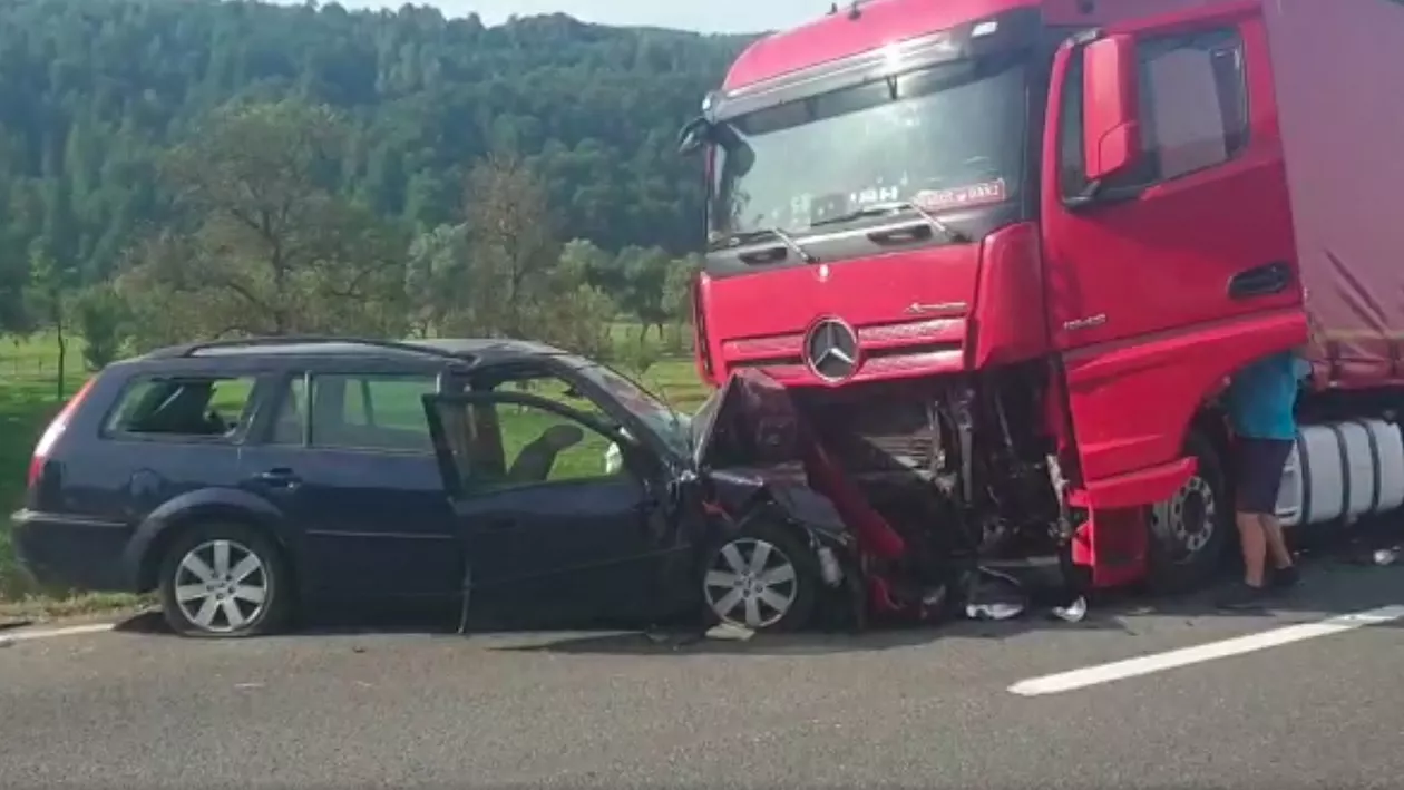 TERIBIL! Un bărbat a intrat cu mașina sub roțile unui TIR, după ce ar fi adormit. Șoferul a murit loc