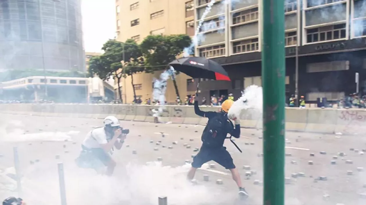 Proteste violente în Hong Kong. Demonstranții măresc lista cererilor adresate regimului comunist de la Beijing (FOTO, VIDEO)