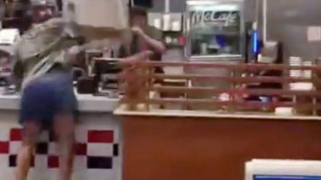 HALUCINANT! A intrat într-un fast-food și a început să arunce cu obiecte în angajați. Motivul este ȘOCANT... (VIDEO)