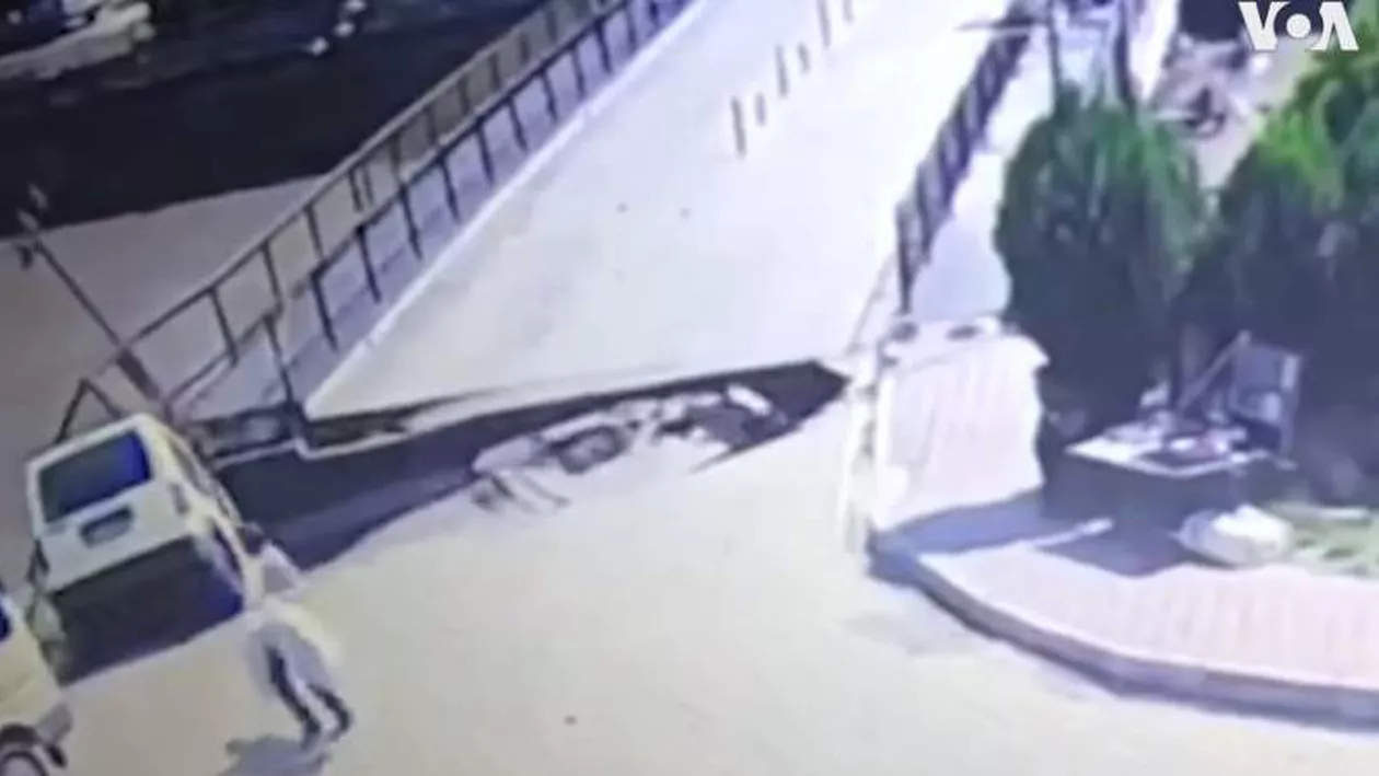 PRIMELE IMAGINI! Momentul în care PODUL din Terme se PRĂBUȘEȘTE (VIDEO)