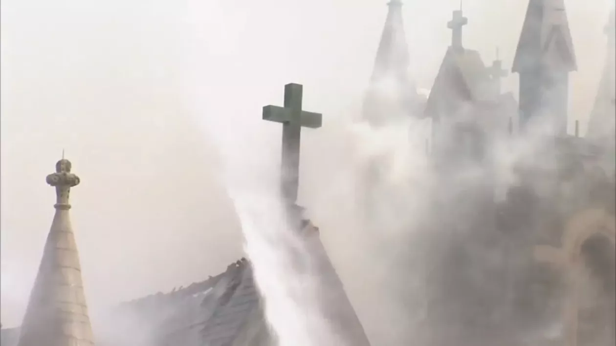 INCENDIU VIOLENT în SUA: Flăcările fac prăpăd la o biserică din West Philadelphia, iar pompierii au intervenit de URGENȚĂ (VIDEO)